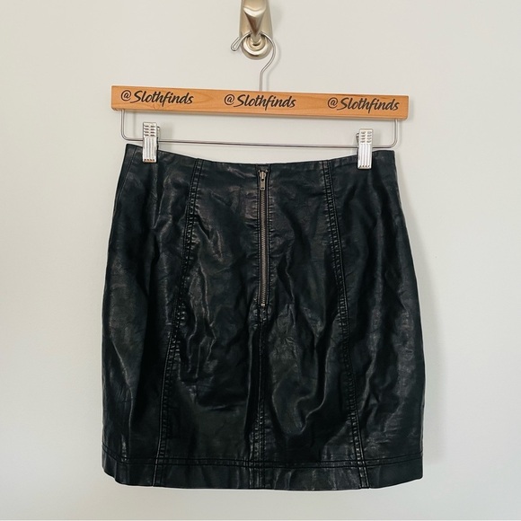 Free People x Urban Outfitters Faux Leather Mini Skirt- Black- Size 2 - Picture 3 of 5